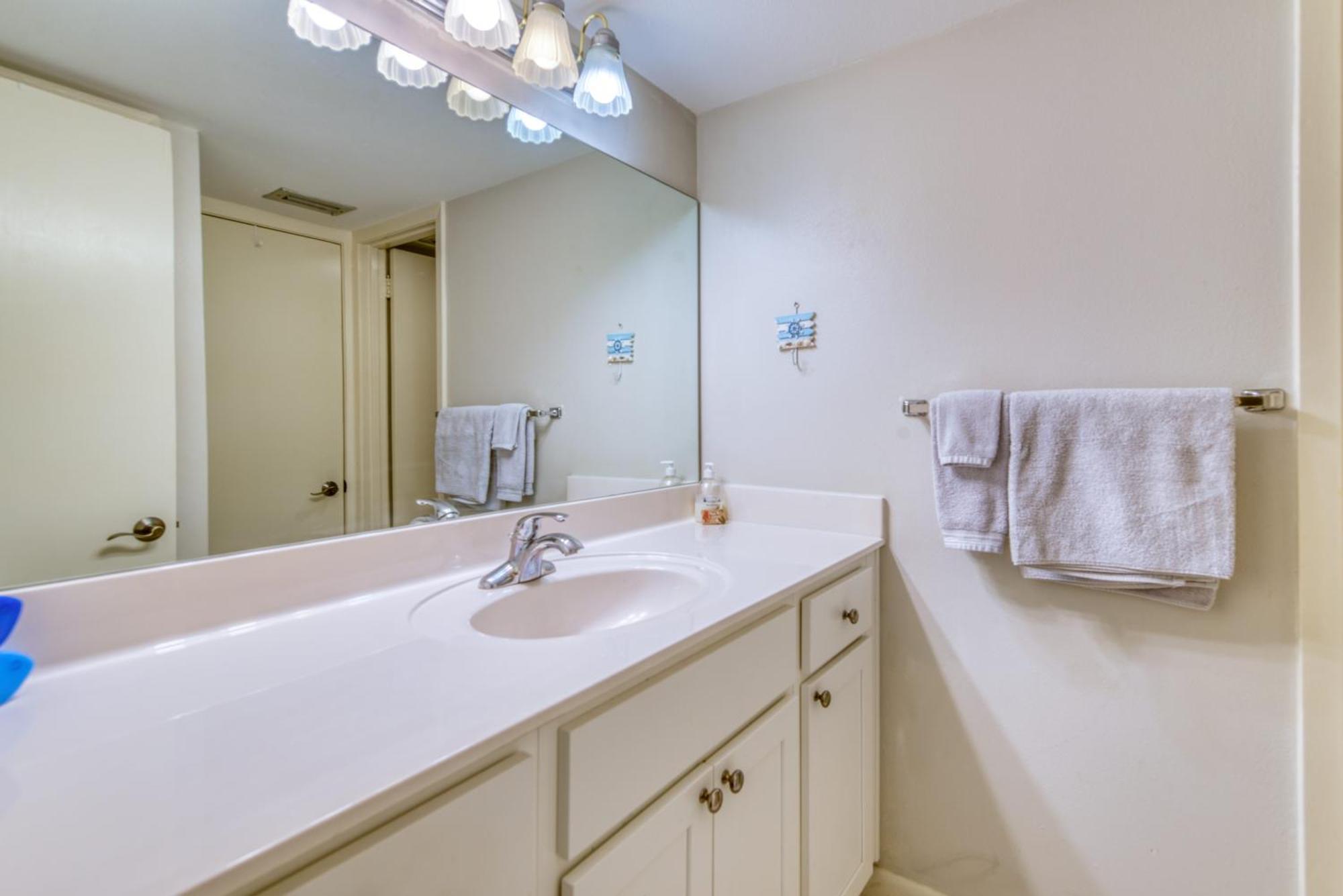 House B402 - Beachfront With Pool, Wifi, & Service Apartment