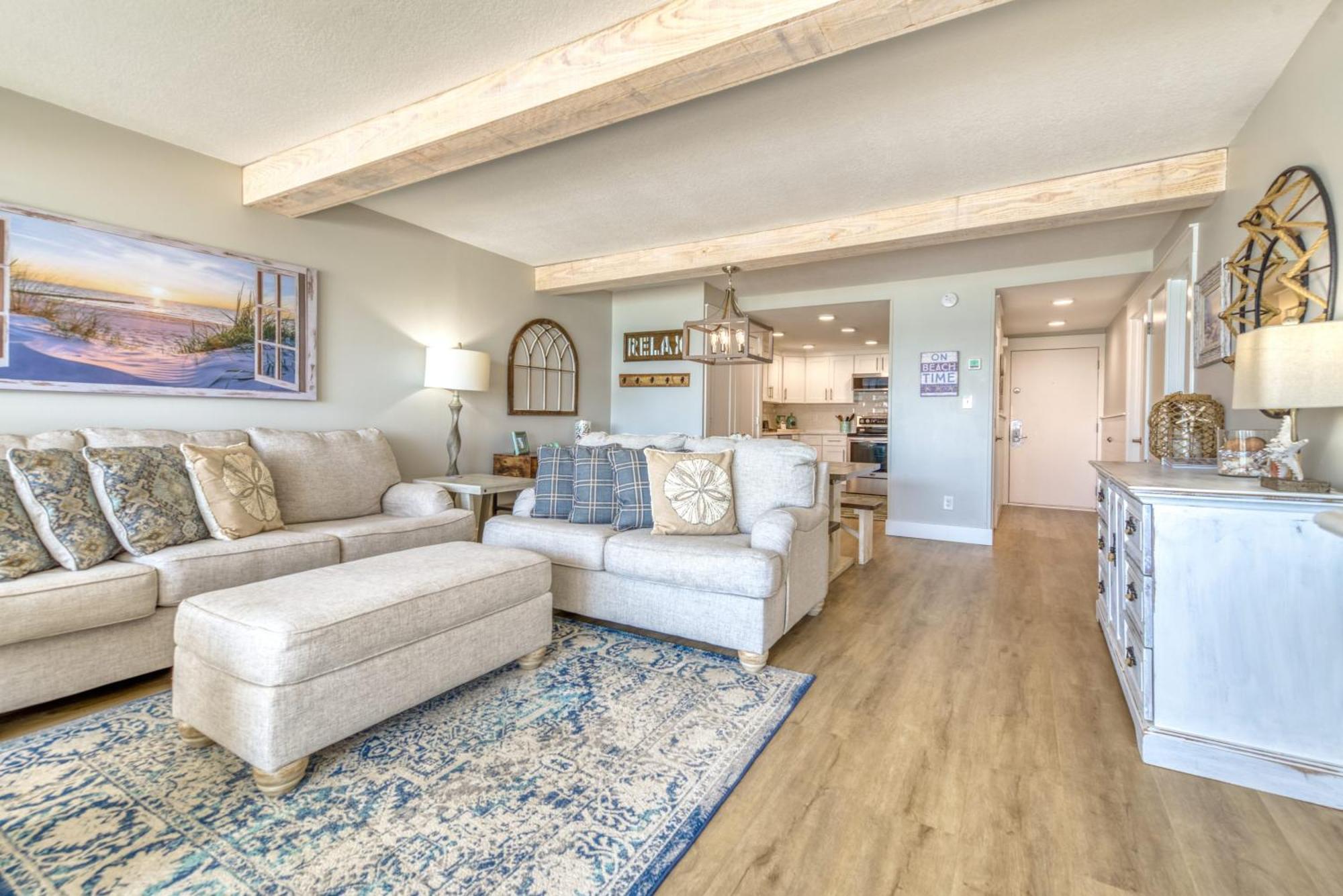 Apartment House C301 - Beachfront With Pool, Wifi, & Service