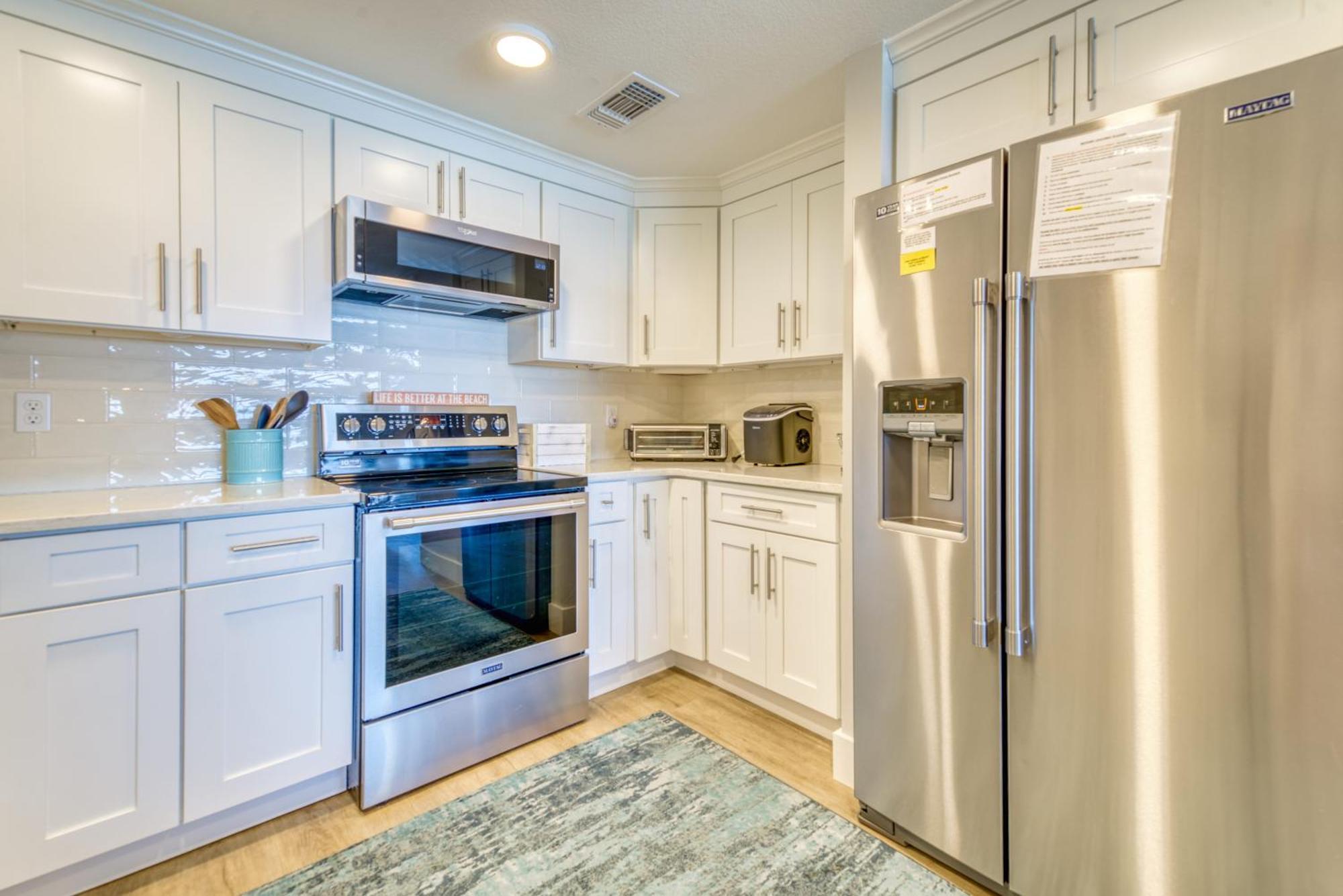 Apartment House C301 - Beachfront With Pool, Wifi, & Service