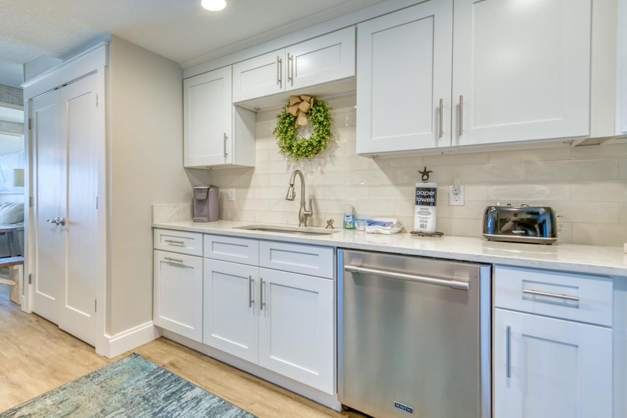 House C301 - Beachfront With Pool, Wifi, & Service