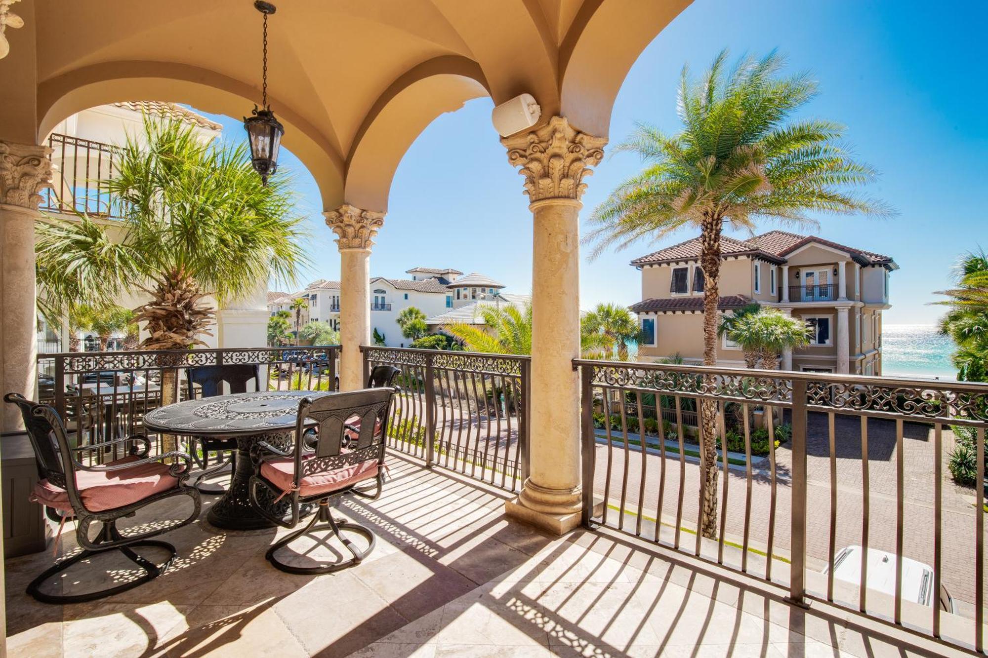 Holiday home Views, Rooftop Deck, Outdoor Kitchen,