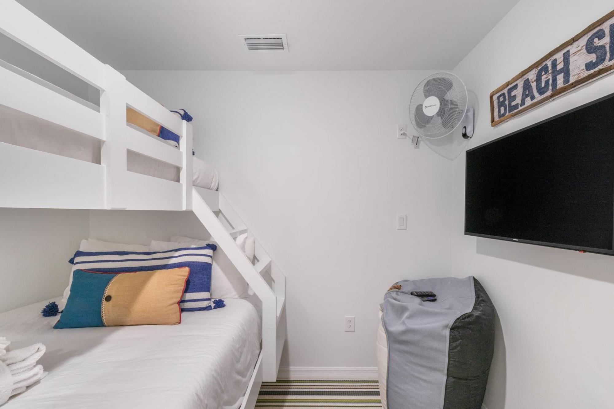 Dolphin By Avantstay 2 Mins Walk To W Pool Large Outdoor Entertaining Area Holiday home Destin
