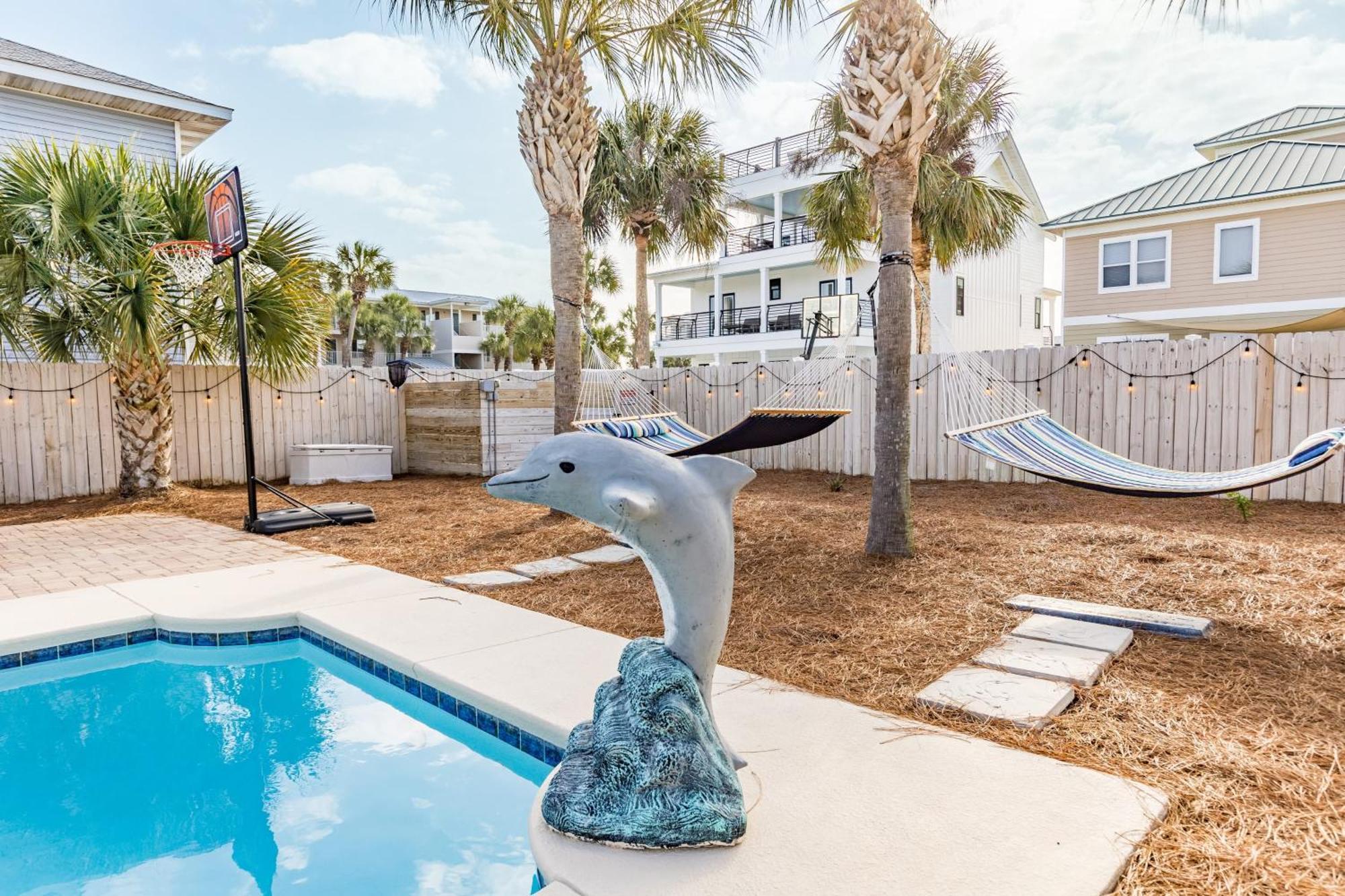 Holiday home Dolphin By Avantstay 2 Mins Walk To W Pool Large Outdoor Entertaining Area