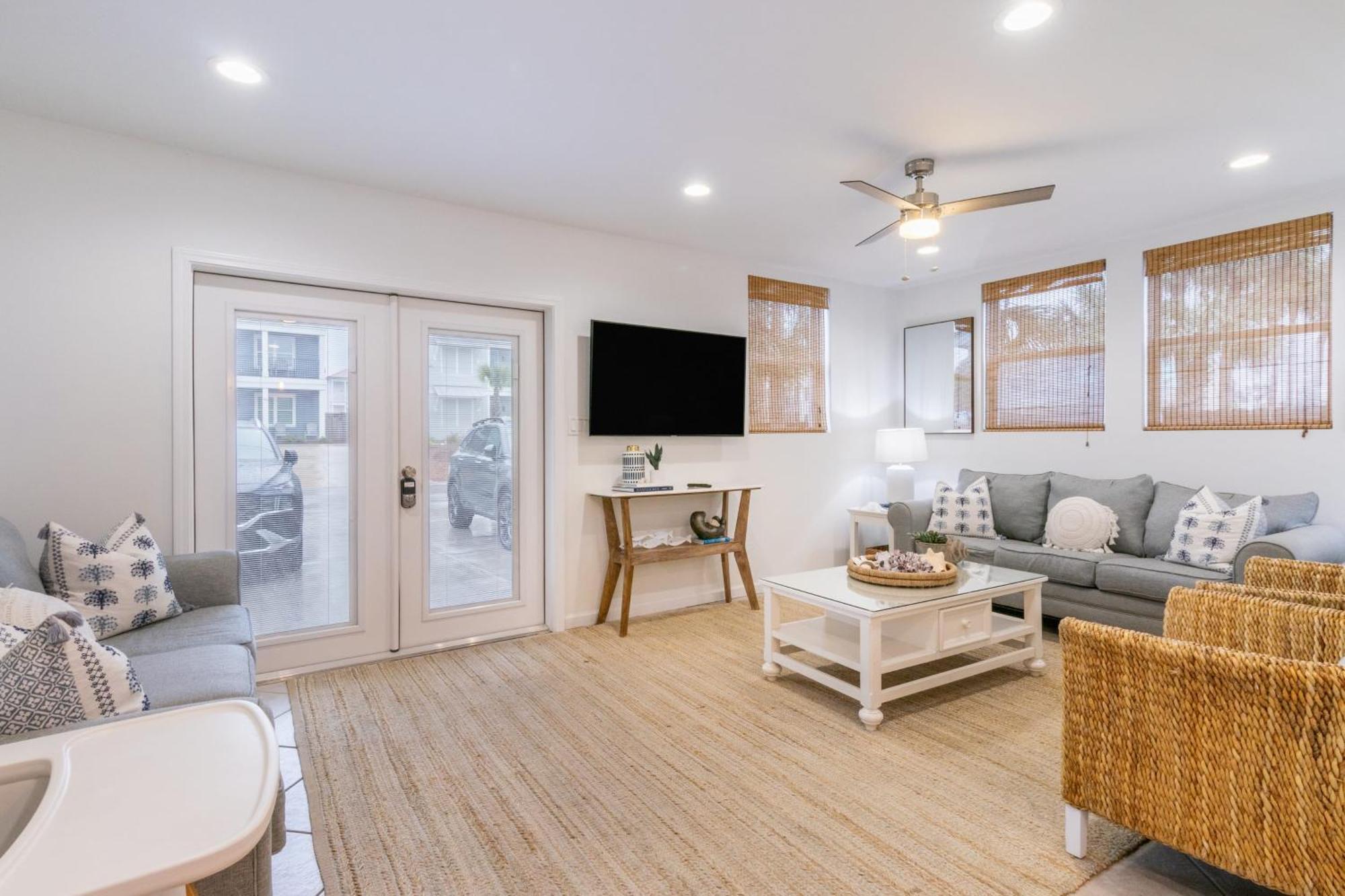 Dolphin By Avantstay 2 Mins Walk To W Pool Large Outdoor Entertaining Area Holiday home Destin