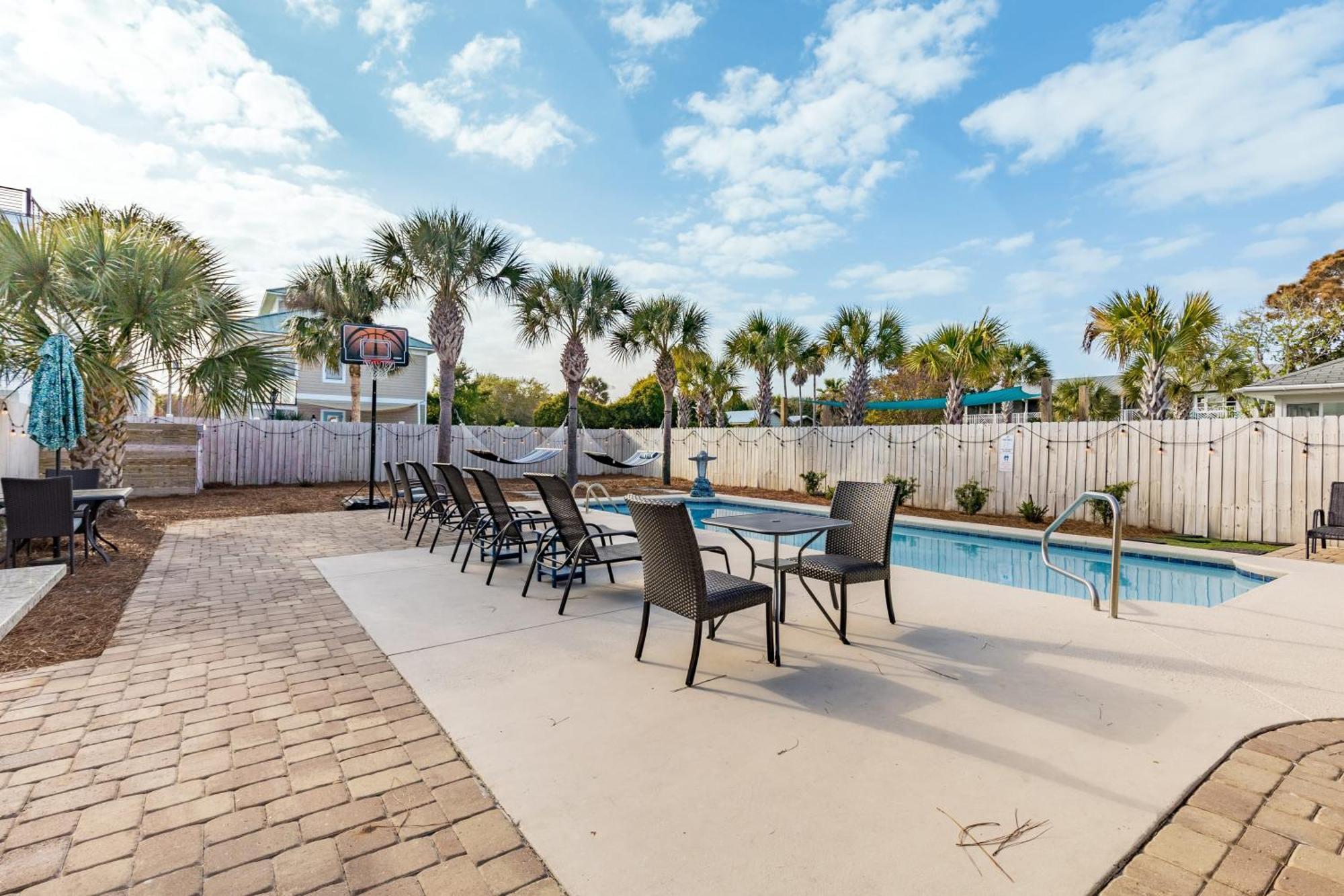 Holiday home Dolphin By Avantstay 2 Mins Walk To W Pool Large Outdoor Entertaining Area *