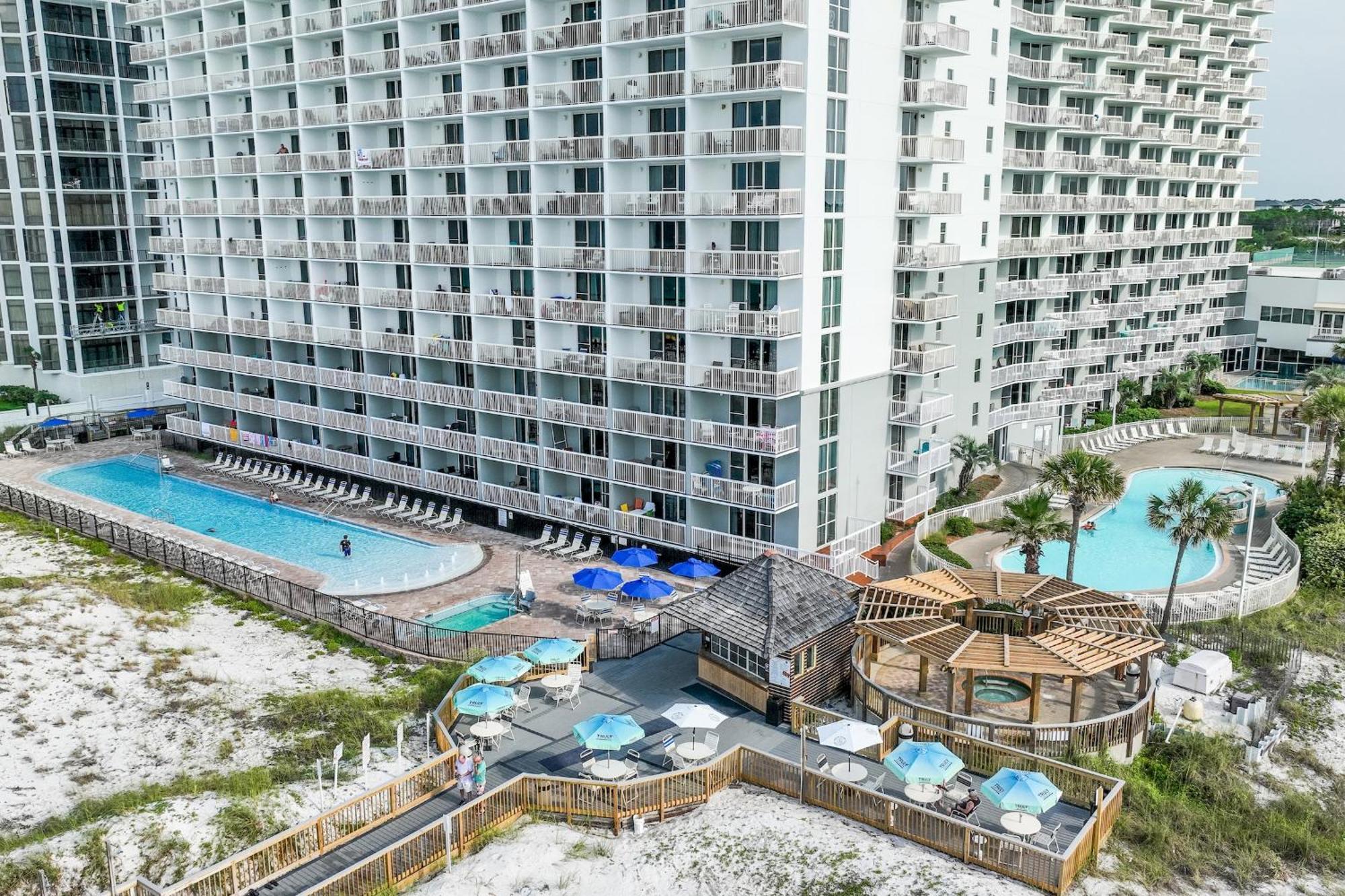 Apartment Terrace At Pelican Resort, Pools, Hot Tubs, In The Heart Of