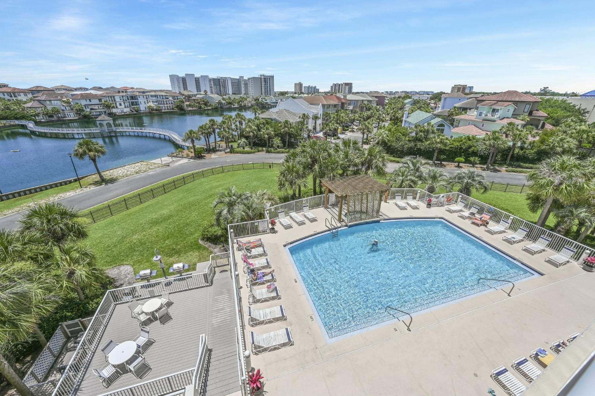 Apartment Terrace At Pelican Resort, Pools, Hot Tubs, In The Heart Of