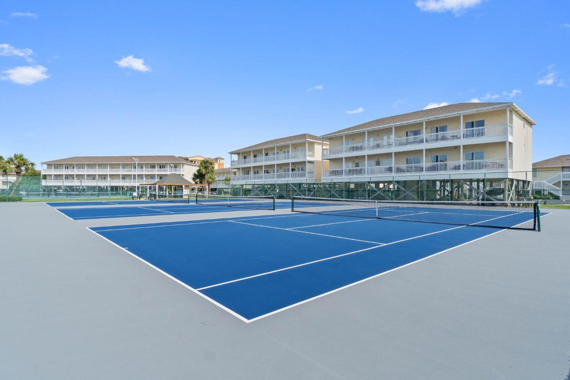 Sandpiper Cove 8140 - 500 Feet To The Beach! Pool In The Back Yard! Holiday home