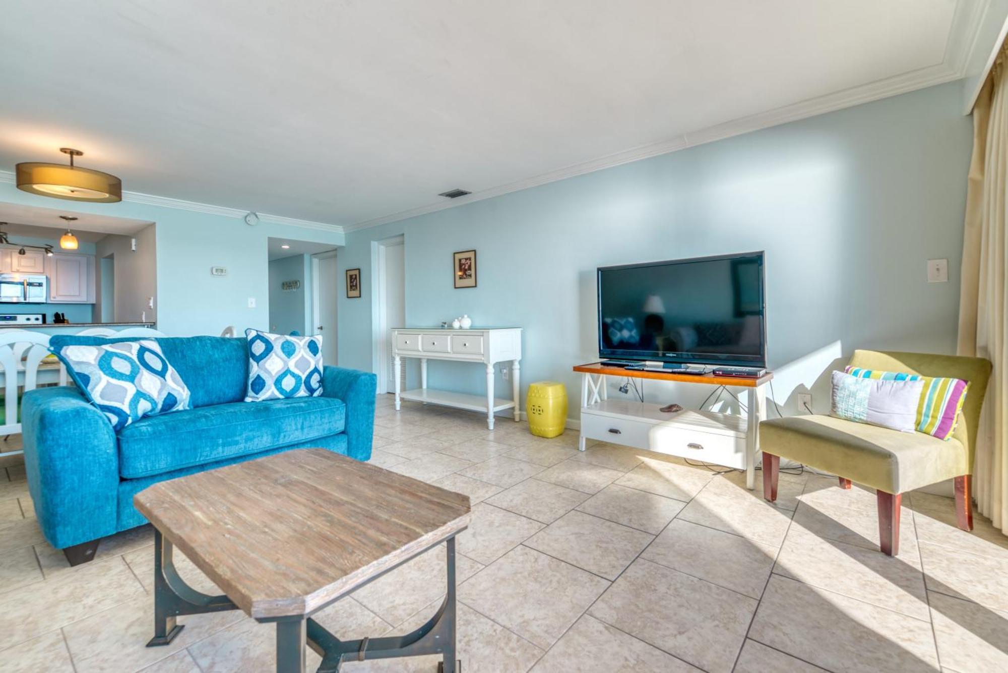 Apartment House B604 - Beachfront With Pool, Wifi, & Service *
