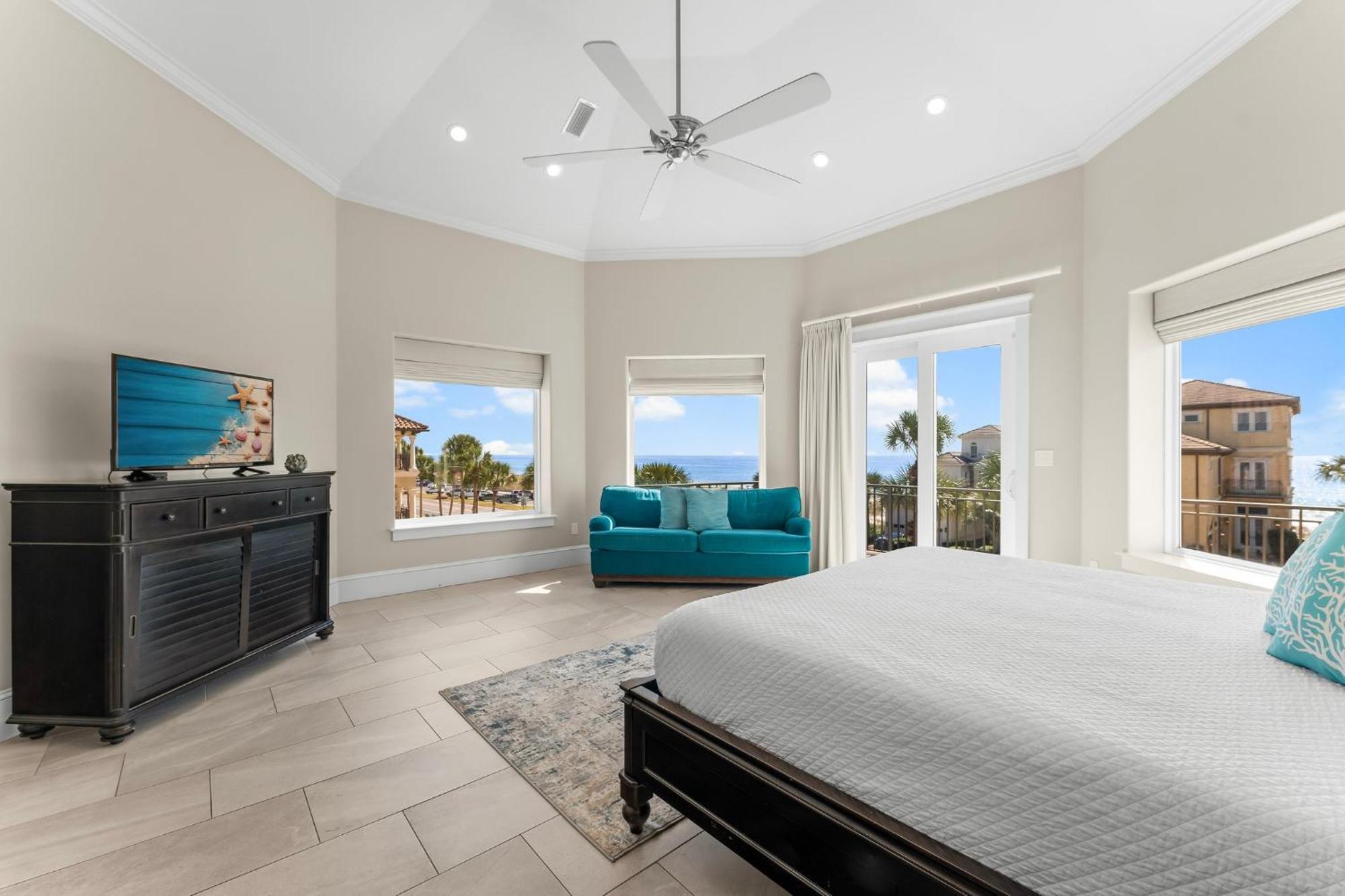 Holiday home Seastar Palazzo With Views, Lake, And Pool