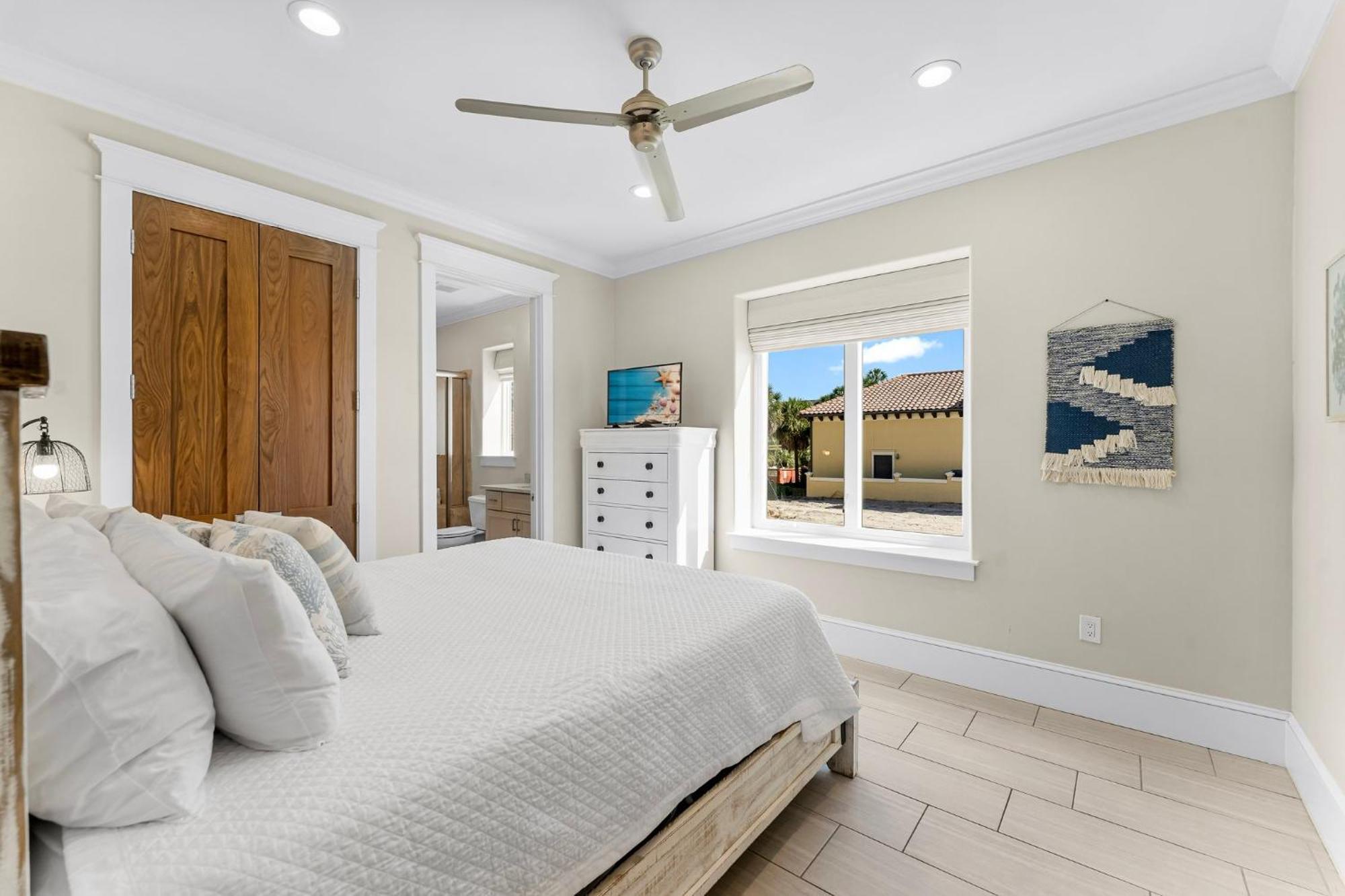 Seastar Palazzo With Views, Lake, And Pool Holiday home *