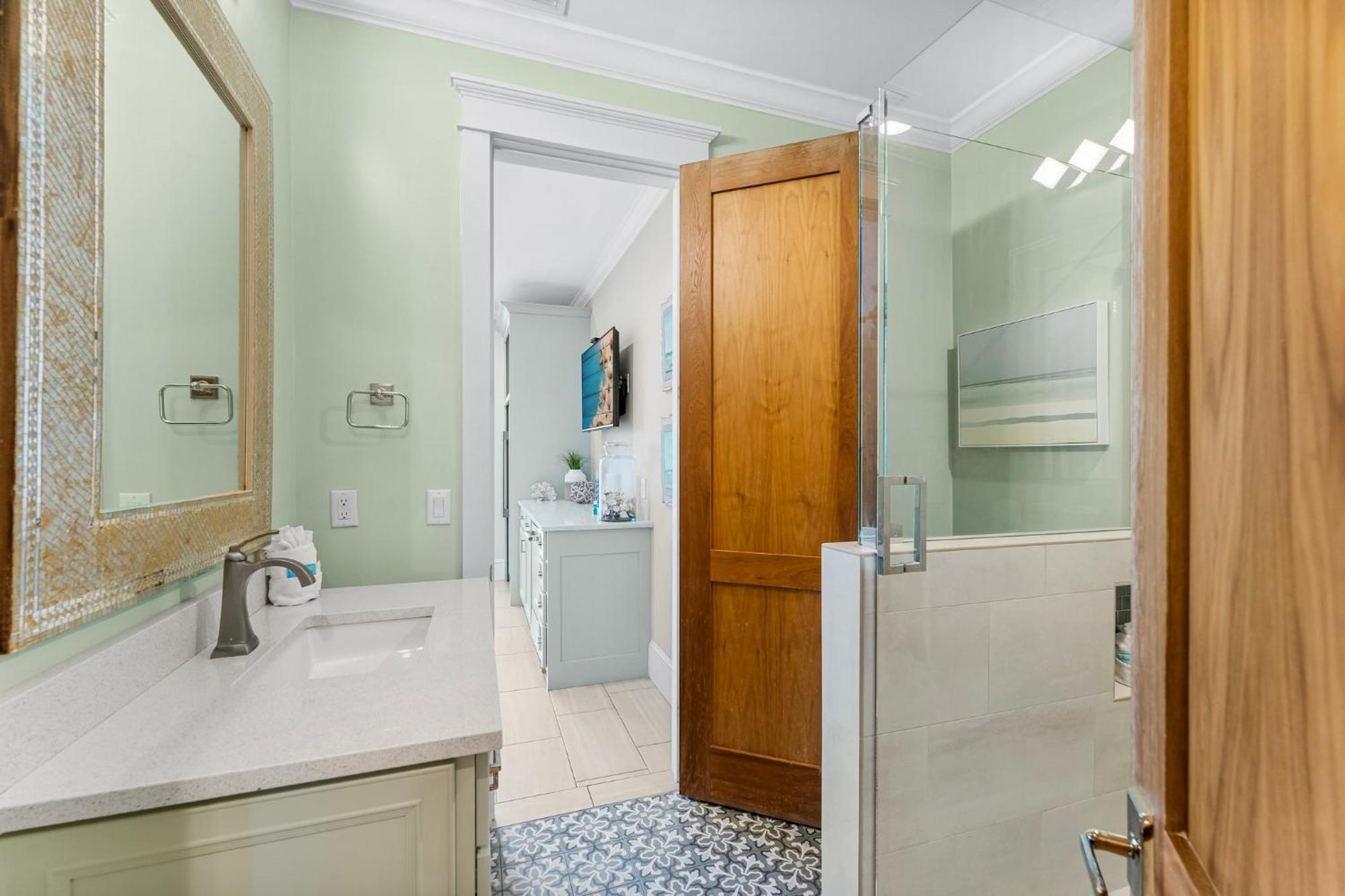 Seastar Palazzo With Views, Lake, And Pool Holiday home *