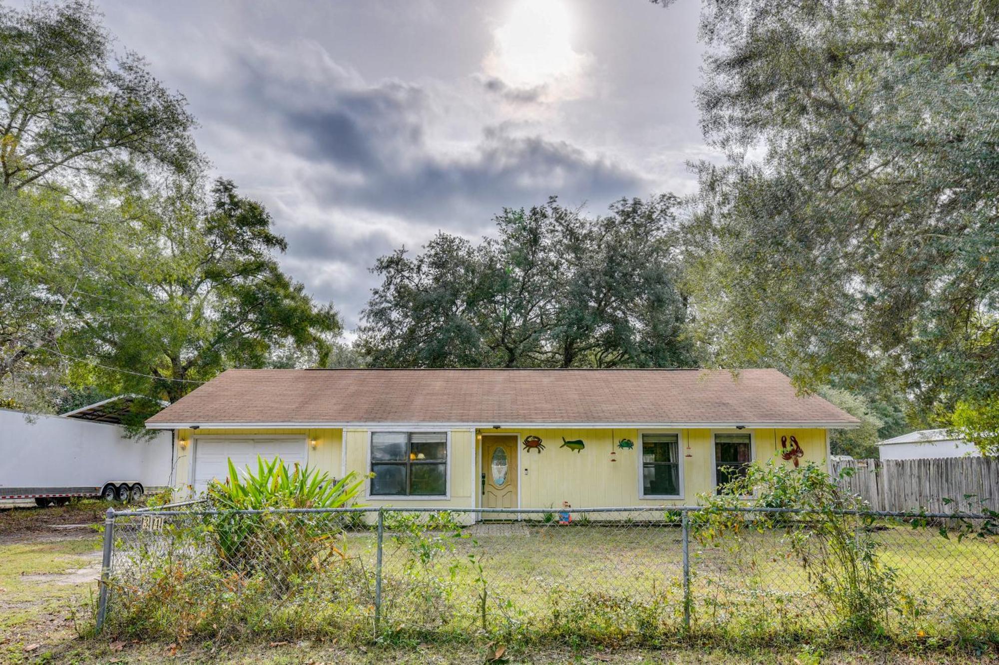 Pet-friendly Freeport - 2 Mi To Beach! *