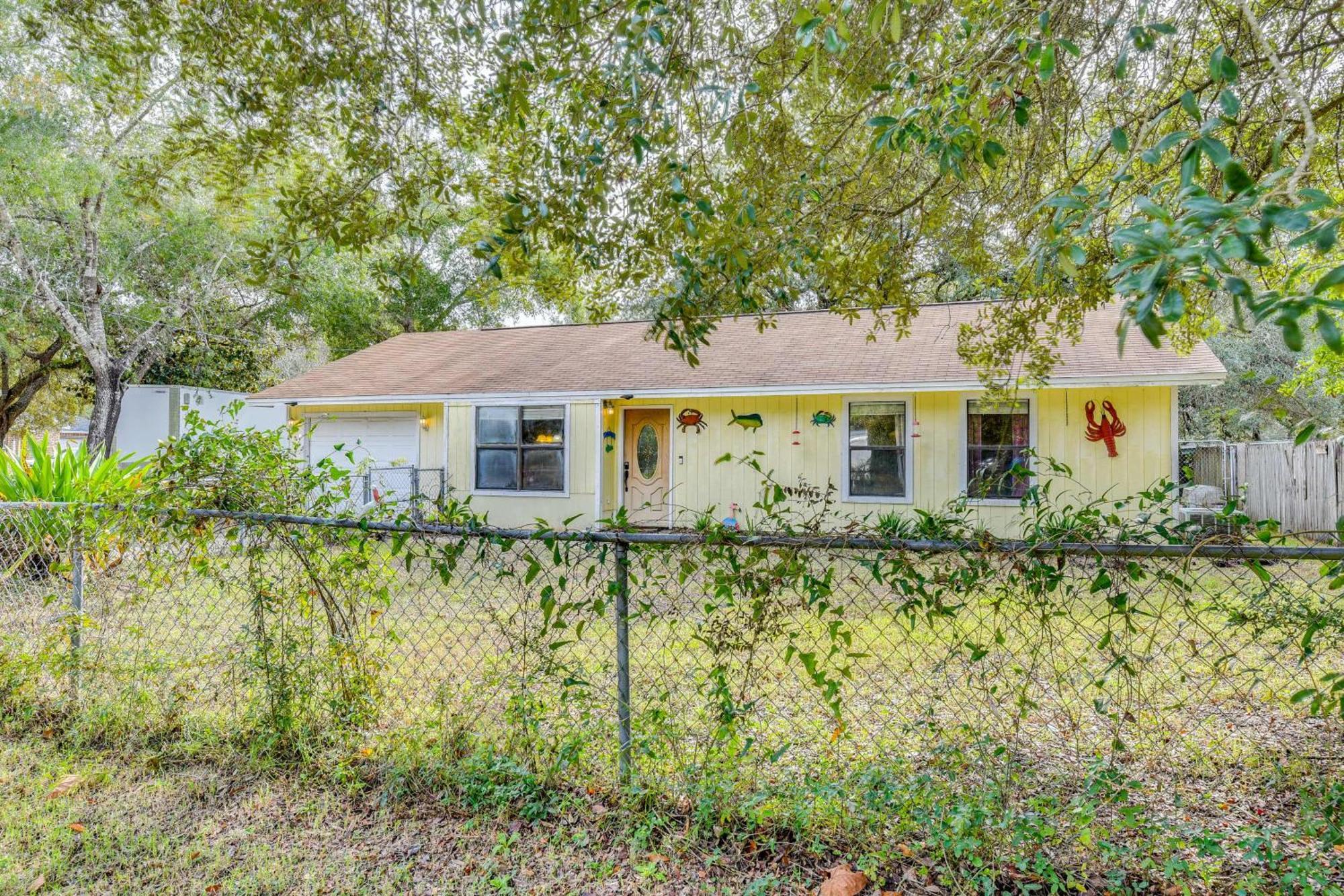 Pet-friendly Freeport - 2 Mi To Beach!