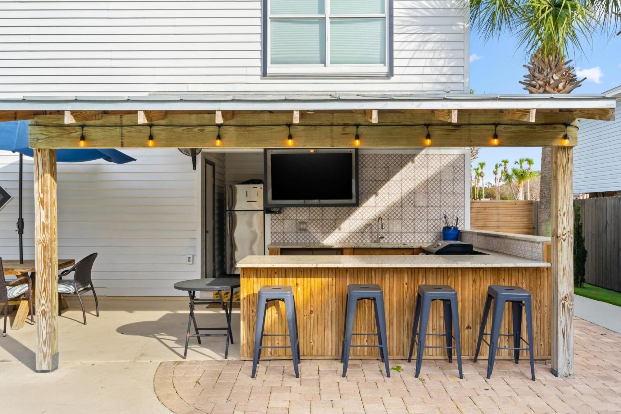 Dolphin By Avantstay 2 Mins Walk To W Pool Large Outdoor Entertaining Area Destin