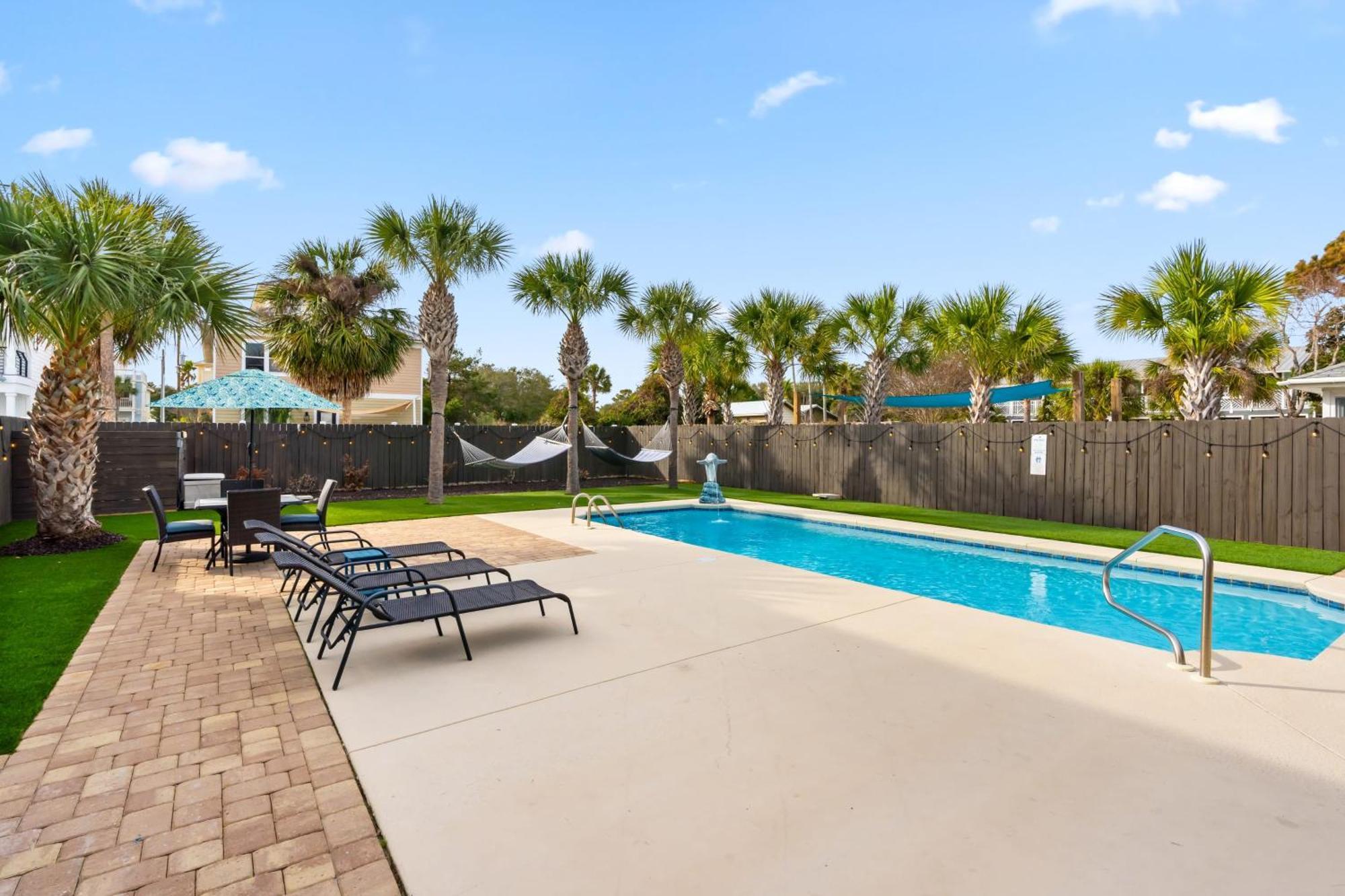 Holiday home Dolphin By Avantstay 2 Mins Walk To W Pool Large Outdoor Entertaining Area Destin