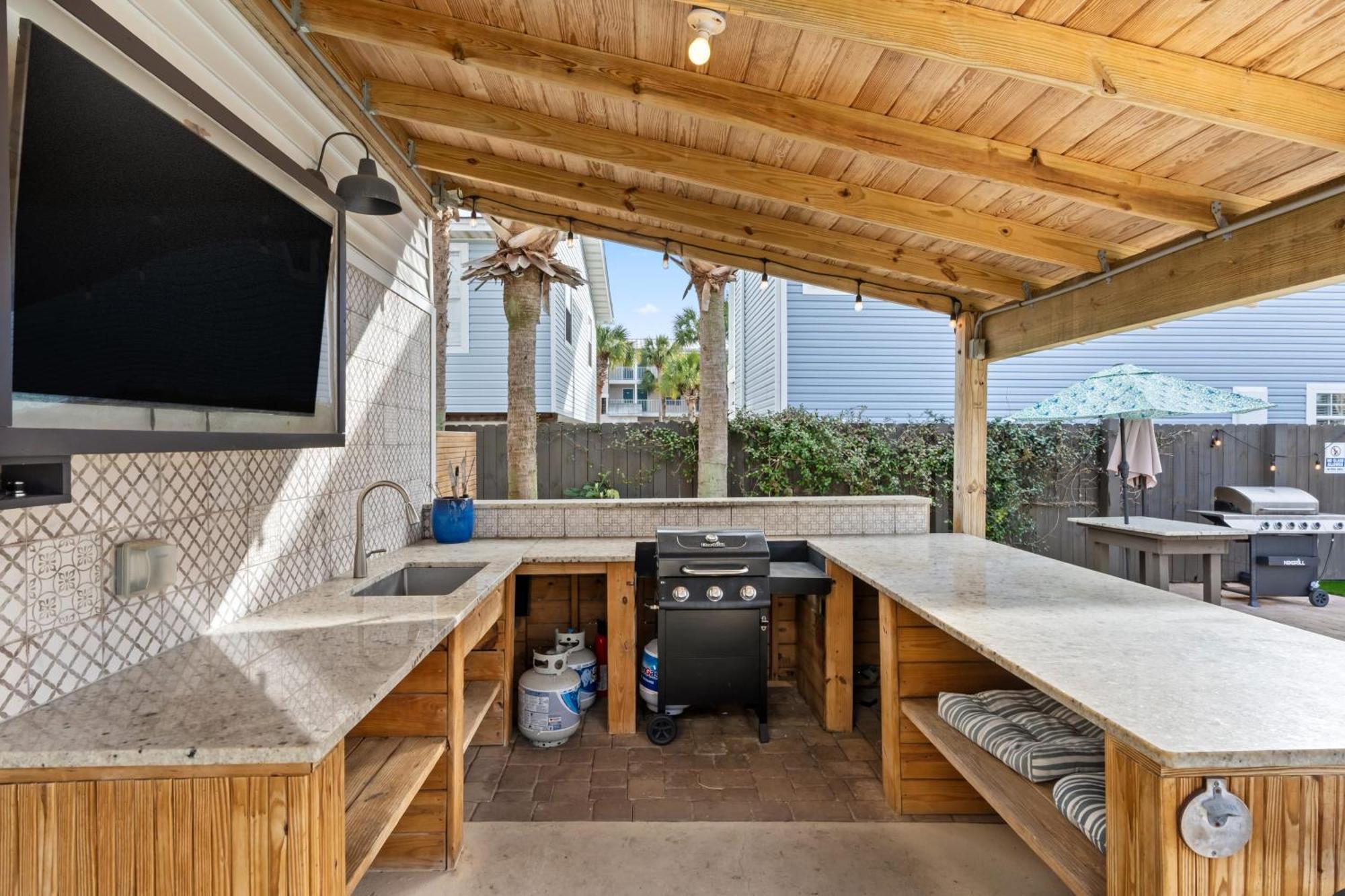 Dolphin By Avantstay 2 Mins Walk To W Pool Large Outdoor Entertaining Area Destin