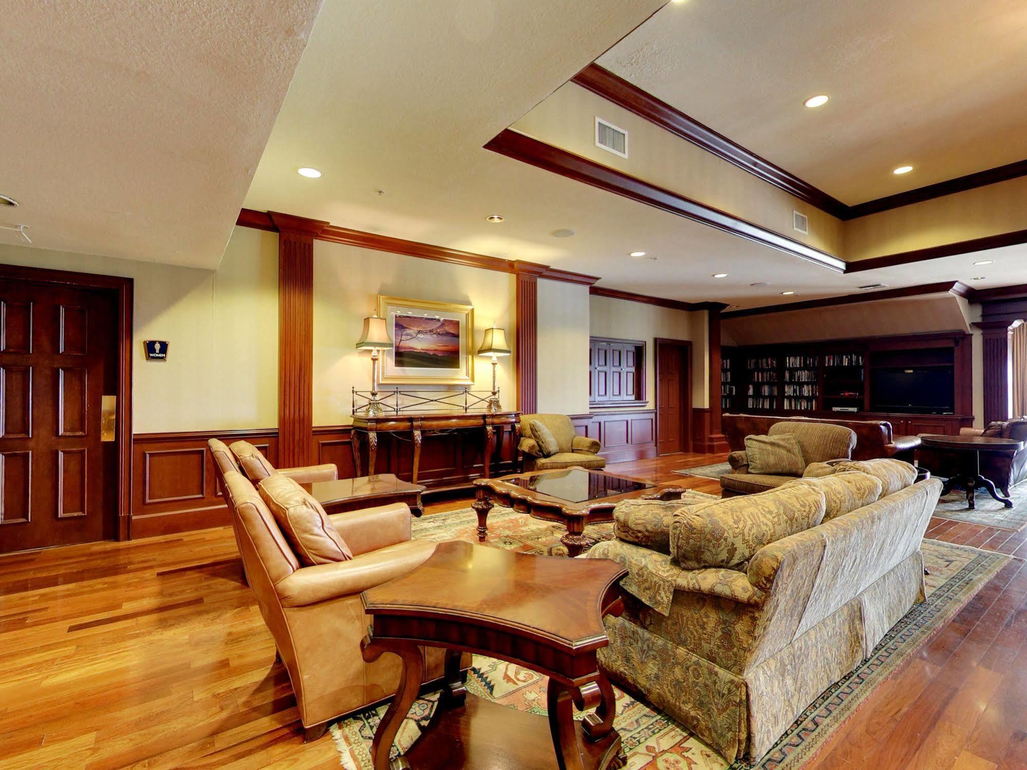 Hotel Emerald Grande At Harborwalk Village 3*