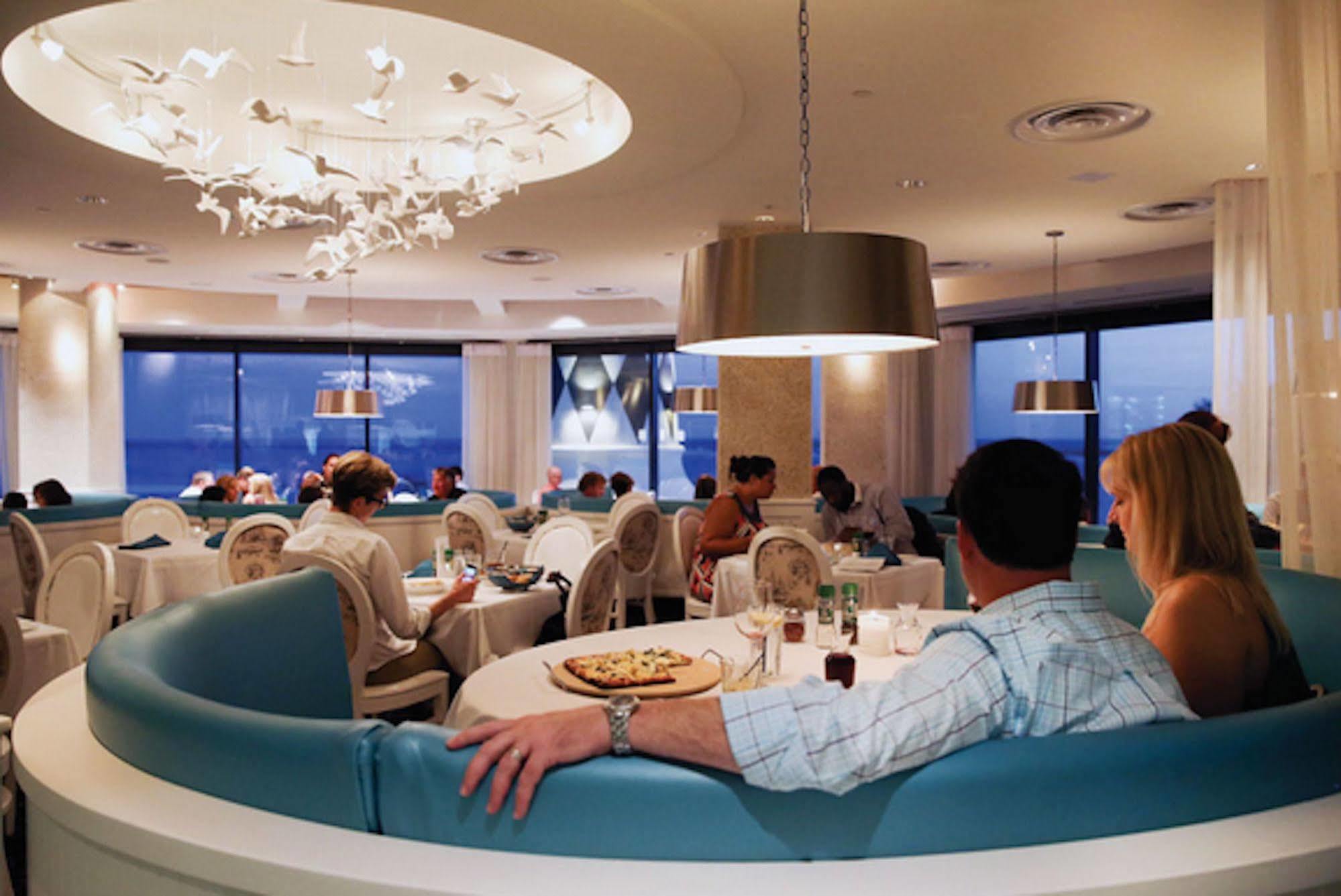 Hotel Emerald Grande At Harborwalk Village