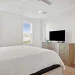 Majestic 3-Story Home Near Beach, Free Wi-Fi, Community Pool And Bbq Access