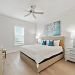 Majestic 3-Story Home Near Beach, Free Wi-Fi, Community Pool And Bbq Access
