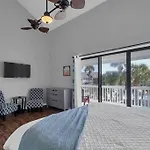 Updated Townhome W/Pool, Walk To The Beach
