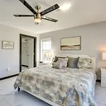 Modern Destin Condo Walk To Golf Course And Beach!