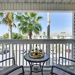 Modern Destin Condo Walk To Golf Course And Beach!