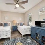 4 Bedroom - 3 Ba Private Pool Putting Green