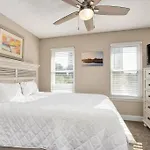 4 Bedroom - 3 Ba Private Pool Putting Green