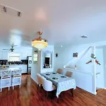 Renovated House, 1 Minute Walk To Miramar Beach