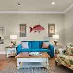 Cute Luxurious Condo - 2 Minute Walk To The Beach!