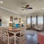 Cute Luxurious Condo - 2 Minute Walk To The Beach!