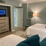 2094 - Beachfront Vacation Condo Free Beach Setup