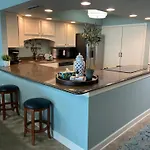 2094 - Beachfront Vacation Condo Free Beach Setup