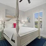 Vast Cay Castle With Private Beach And Game Room