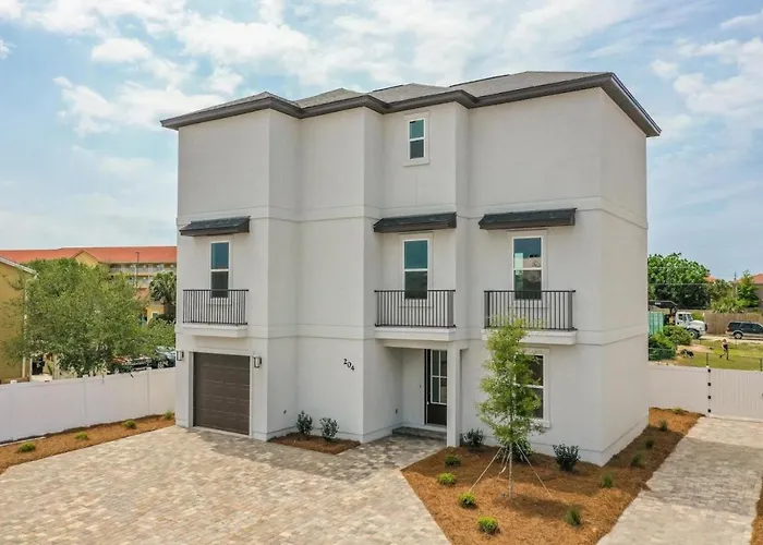 Majestic 3-Story Home Near Beach, Free Wi-Fi, Community Pool And Bbq Access