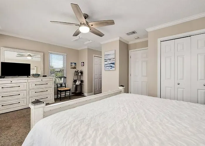 4 Bedroom - 3 Ba Private Pool Putting Green