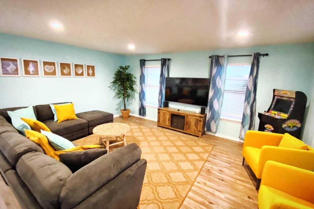 Holiday home Zula Breeze: Beachfront Pet-friendly Retreat With Pool *