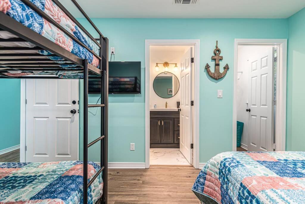 Holiday home Zula Breeze: Beachfront Pet-friendly Retreat With Pool Destin