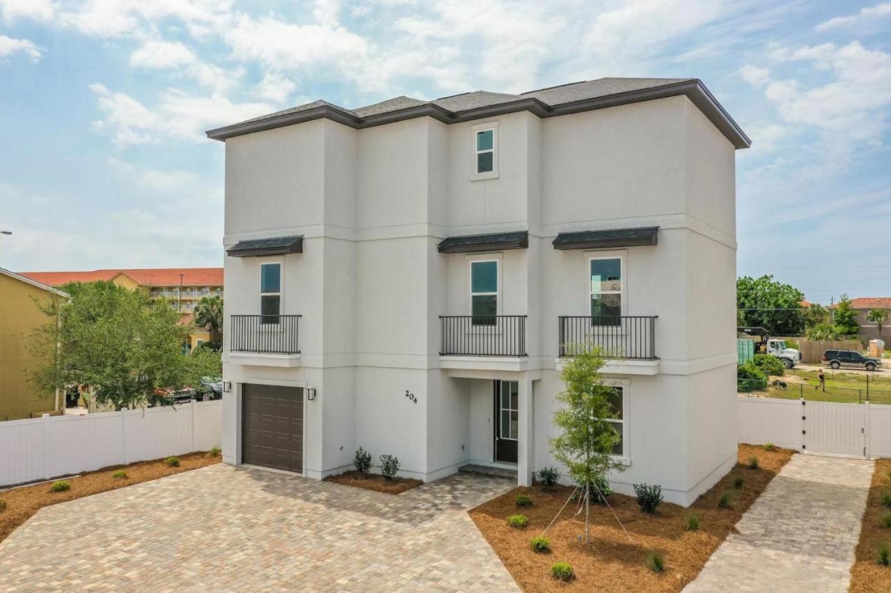 Majestic 3-story Near Beach, Free Wi-fi, Community Pool And Bbq Access * Destin