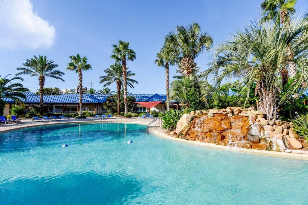 Pool Paradise With 75