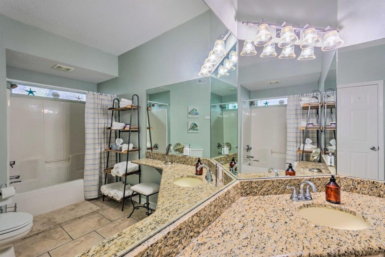 Coastal With Pool - Walk To Beach! Apartment