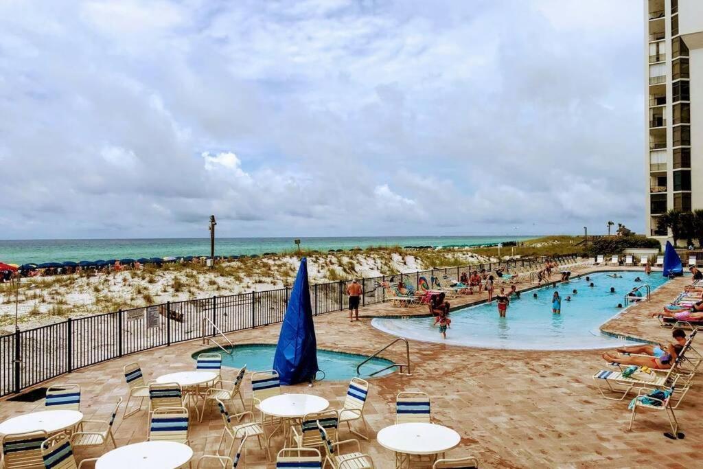 Beachfront, Oceanview, Pelican Resort, 19th Floor Apartment *