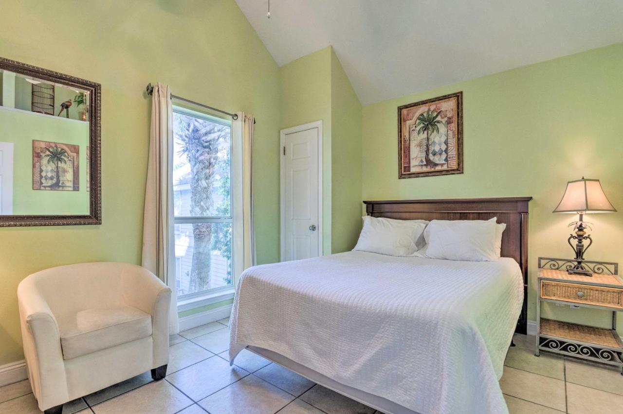 Holiday home Charming Walk To Beach And Dining!