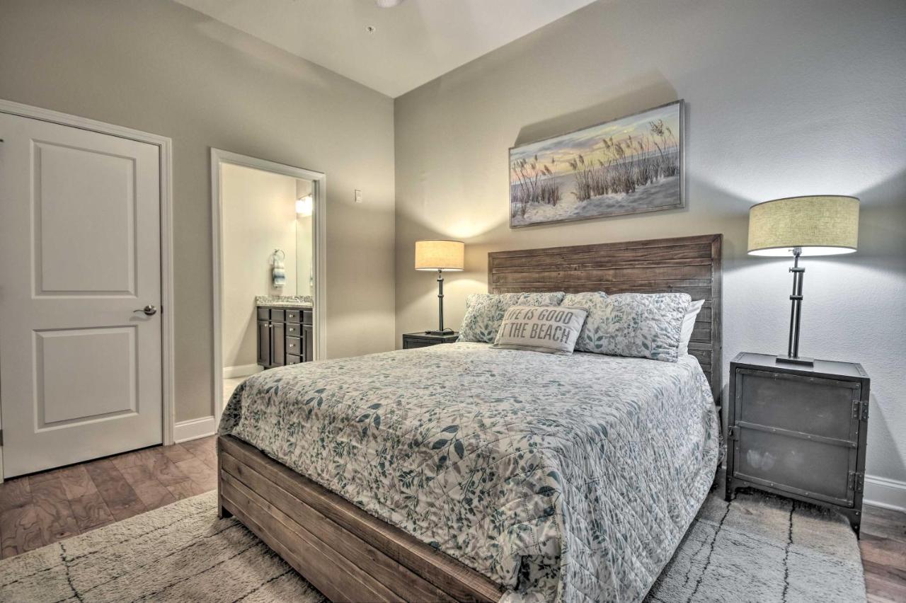 Miramar Patio, Pool, Walk To Gulf! Apartment