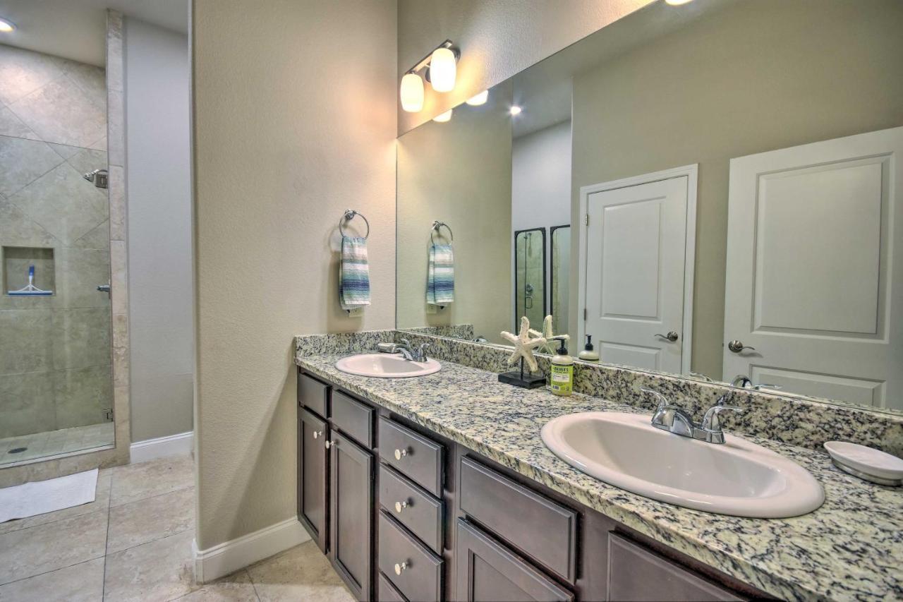 Miramar Patio, Pool, Walk To Gulf! Apartment