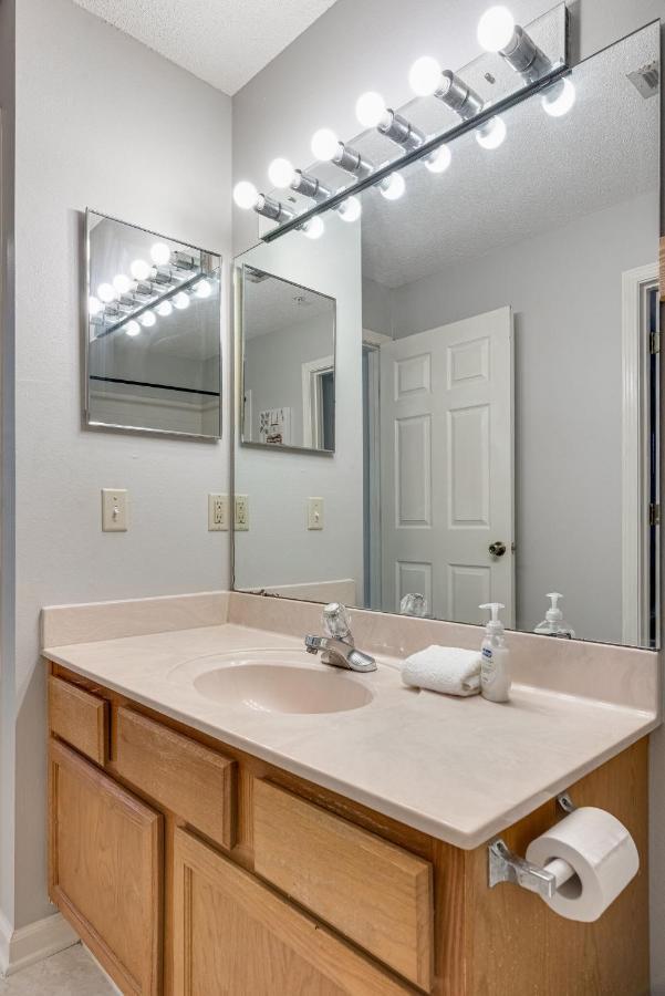 Holiday home Cozy 1br With Pool And Gym Centrally Located *