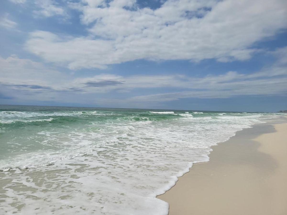 House 5min Walk To Beach, Pool, Close To Shops And Activities
