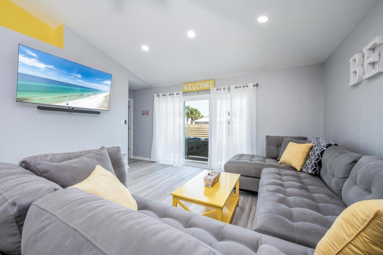 Luxurious House, Private Heated Pool, Dedicated Office, Mins Walk To & Shops Holiday home *